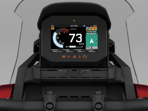 Màn hình TFT màu toàn phần 5 inch lần đầu tiên được giới thiệu trên xe máy Honda hiển thị đầy đủ các thông tin lái xe một cách rõ nét. Ngoài ra, màn hình còn kết nối trực tiếp với ứng dụng Honda Roadsync, cho phép thực hiện cuộc gọi, nhận thông báo và dẫn