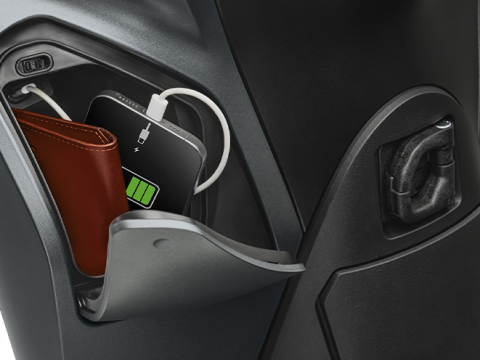 Hộc đựng đồ phía trước tích hợp cổng sạc USB Type C mới