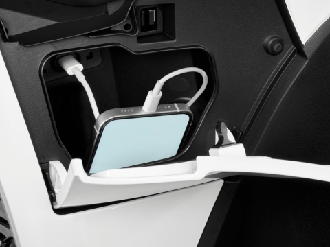 Hộc để đồ phía trước có trang bị cổng sạc USB loại C hoàn toàn mới