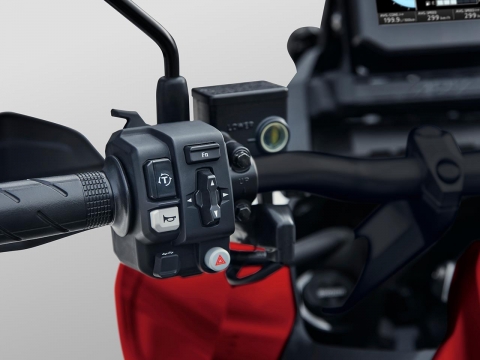 Bộ điều khiển đa chức năng & Honda Roadsync Hệ thống điều khiển đa chức năng mang đến nhiều lệnh thao tác thông minh, nâng tầm kết nối giữa người lái và xe. Khi kết nối xe với điện thoại thông minh bằng Bluetooth qua ứng dụng Roadsync, khách hàng có thể x