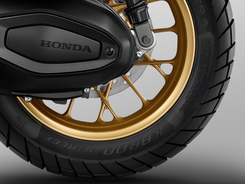 Bánh xe bán địa hình Xe sở hữu độ bám đường vượt trội khi được trang bị bộ bánh xe nhôm 6 chấu hình chữ X siêu nhẹ kết hợp cùng lốp bán địa hình