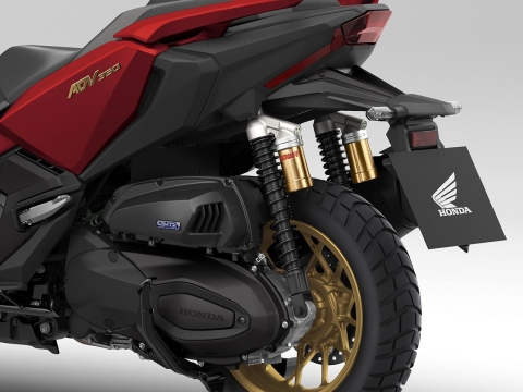 Hệ thống kiểm soát lực kéo (HSTC) Hệ thống kiểm soát lực kéo HSTC được trang bị, giúp xe vận hành êm ái, kiểm soát độ bám đường của bánh sau trên mặt đường trơn trượt; đem lại khả năng vận hành và tăng tốc ổn định; nâng cao cảm giác an tâm khi lái xe.