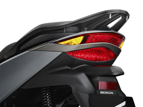 Cụm đèn hậu và thiết kế đuôi xe tinh tế