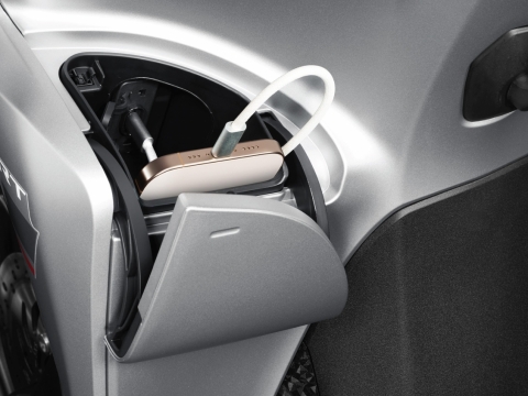 Hộc đựng đồ phía trước với cổng loại C tiện lợi