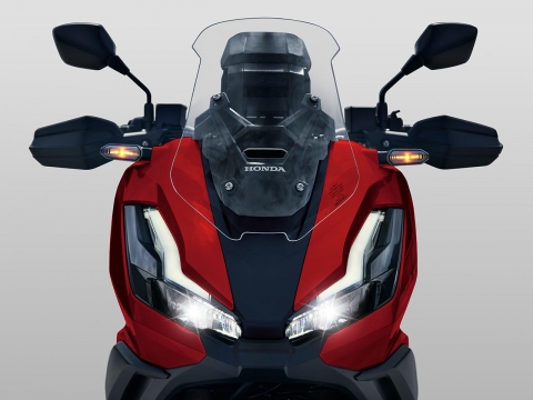 Hệ thống chiếu sáng toàn bộ LED & Tính năng tắt xi-nhan tự động